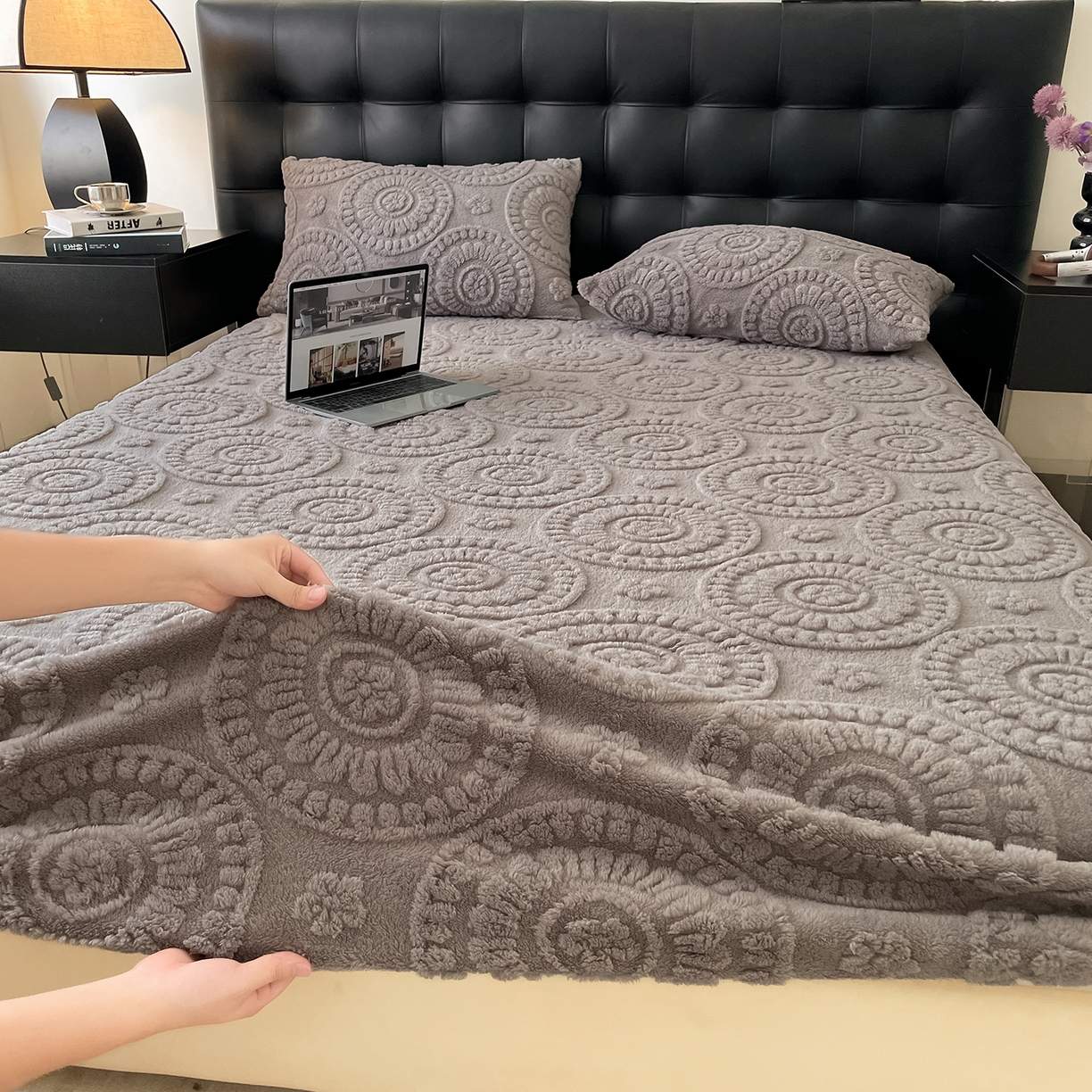 91家纺网 家纺一手货源 找家纺 乐家欣 2025新款A类塔芙绒舒棉绒床笠-花朵系列 花朵-雾灰