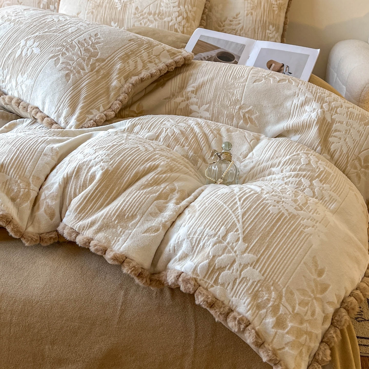 91家纺网 家纺一手货源 找家纺 春光里 2025新款立体雕花绒球球四件套 罗曼蒂