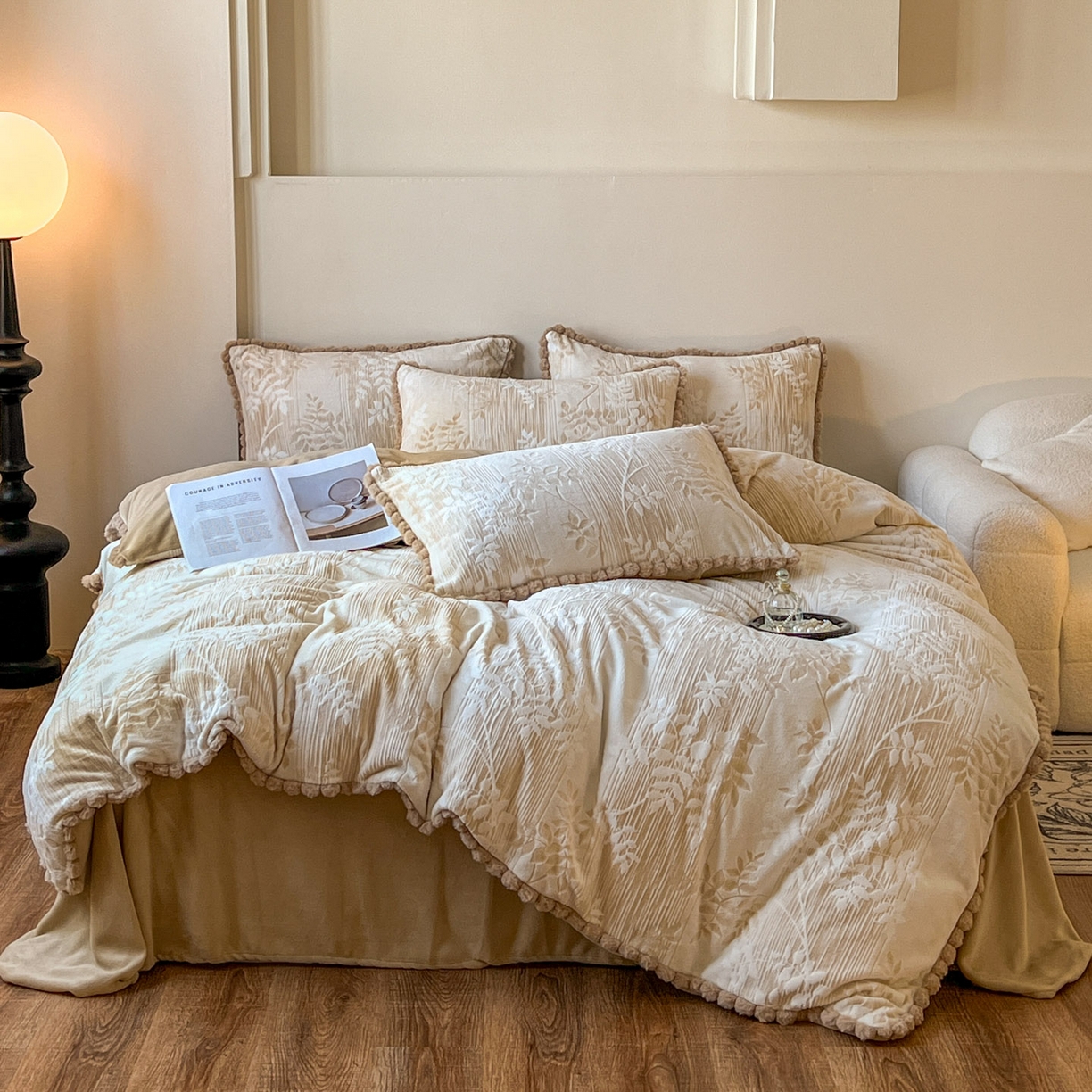 91家纺网 家纺一手货源 找家纺 春光里 2025新款立体雕花绒球球四件套 罗曼蒂