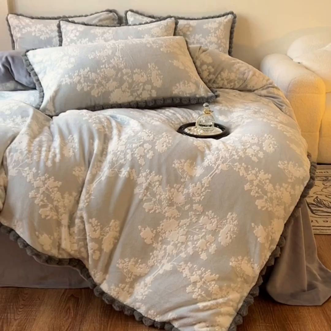 91家纺网 家纺一手货源 找家纺 春光里 2025新款立体雕花绒球球四件套 素韵