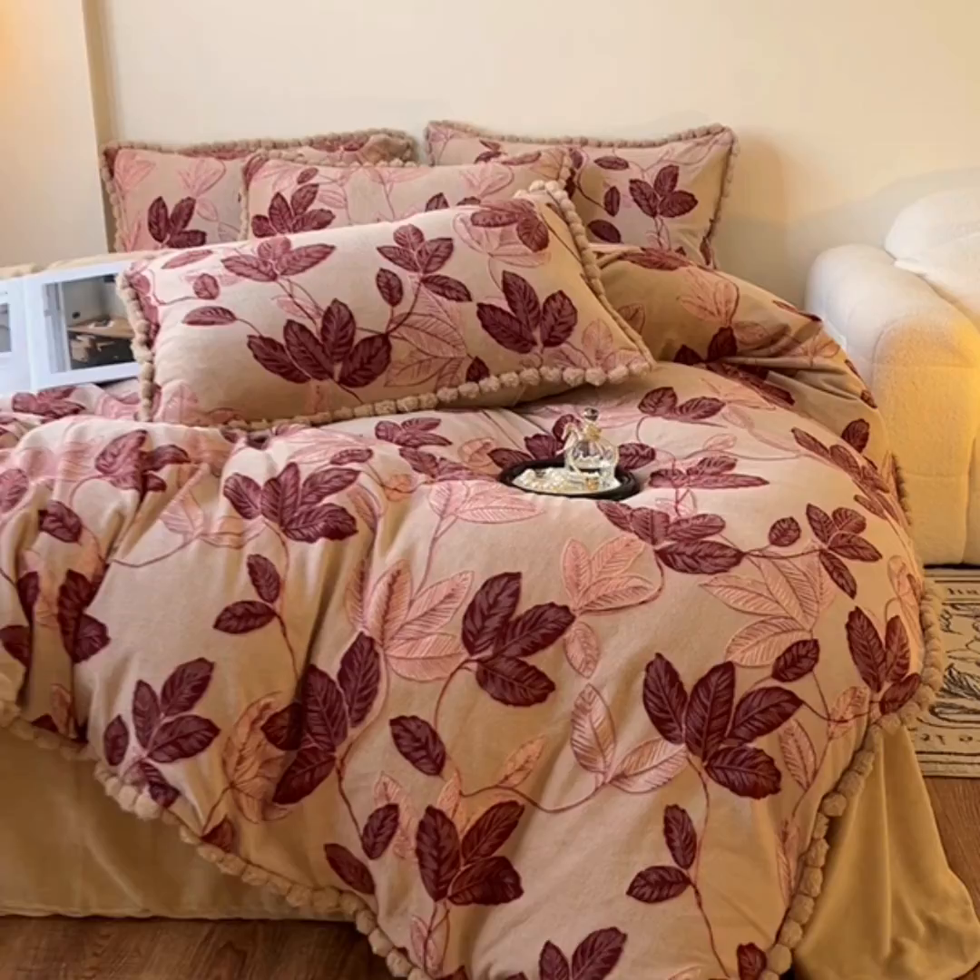 91家纺网 家纺一手货源 找家纺 春光里 2025新款立体雕花绒球球四件套 叶繁