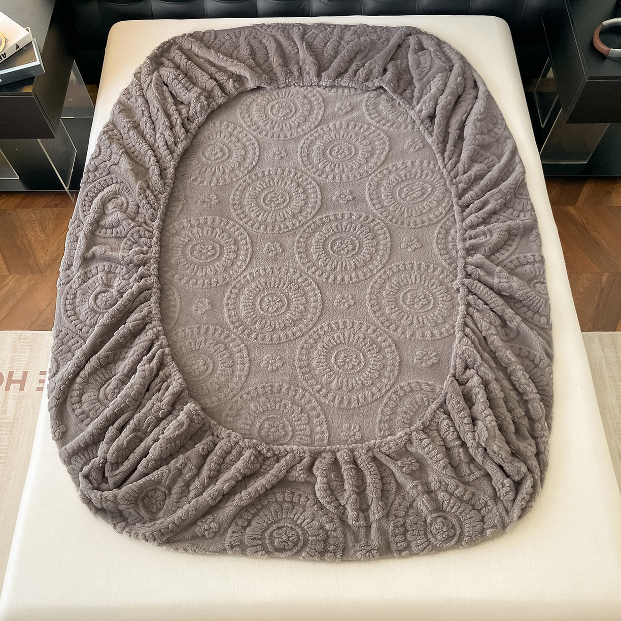 91家纺网 家纺一手货源 找家纺 乐家欣 2025新款A类塔芙绒舒棉绒床笠-花朵系列 花朵-雾灰