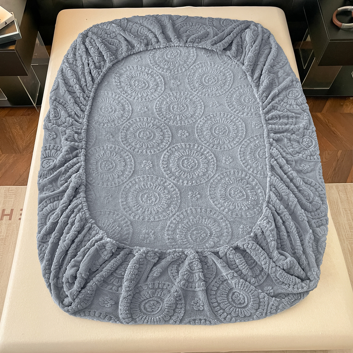 91家纺网 家纺一手货源 找家纺 乐家欣 2025新款A类塔芙绒舒棉绒床笠-花朵系列 花朵-湖蓝