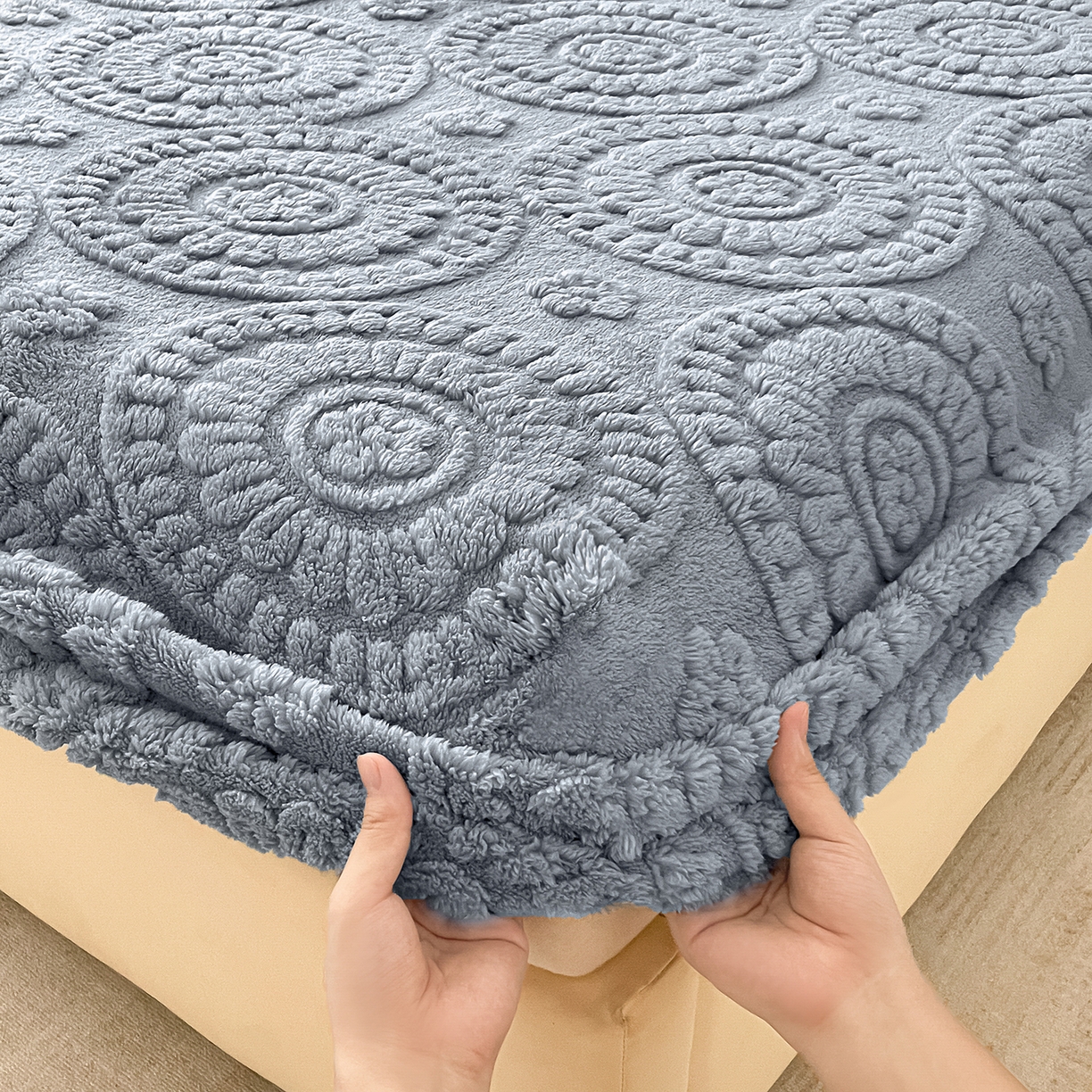 91家纺网 家纺一手货源 找家纺 乐家欣 2025新款A类塔芙绒舒棉绒床笠-花朵系列 花朵-湖蓝