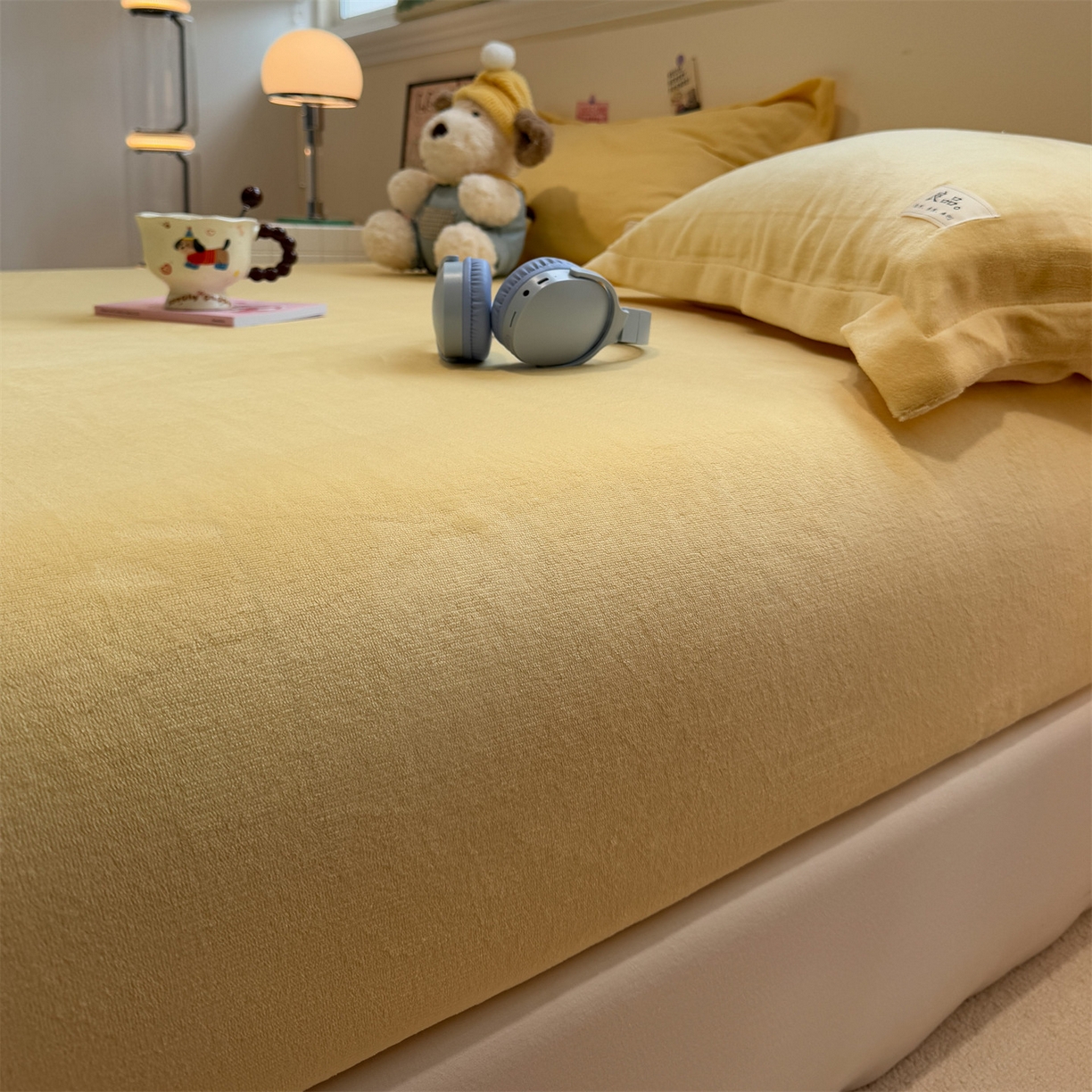 91家纺网 家纺一手货源 找家纺 857家居 2025新款高克重牛奶绒床单床笠系列 良品-日光黄