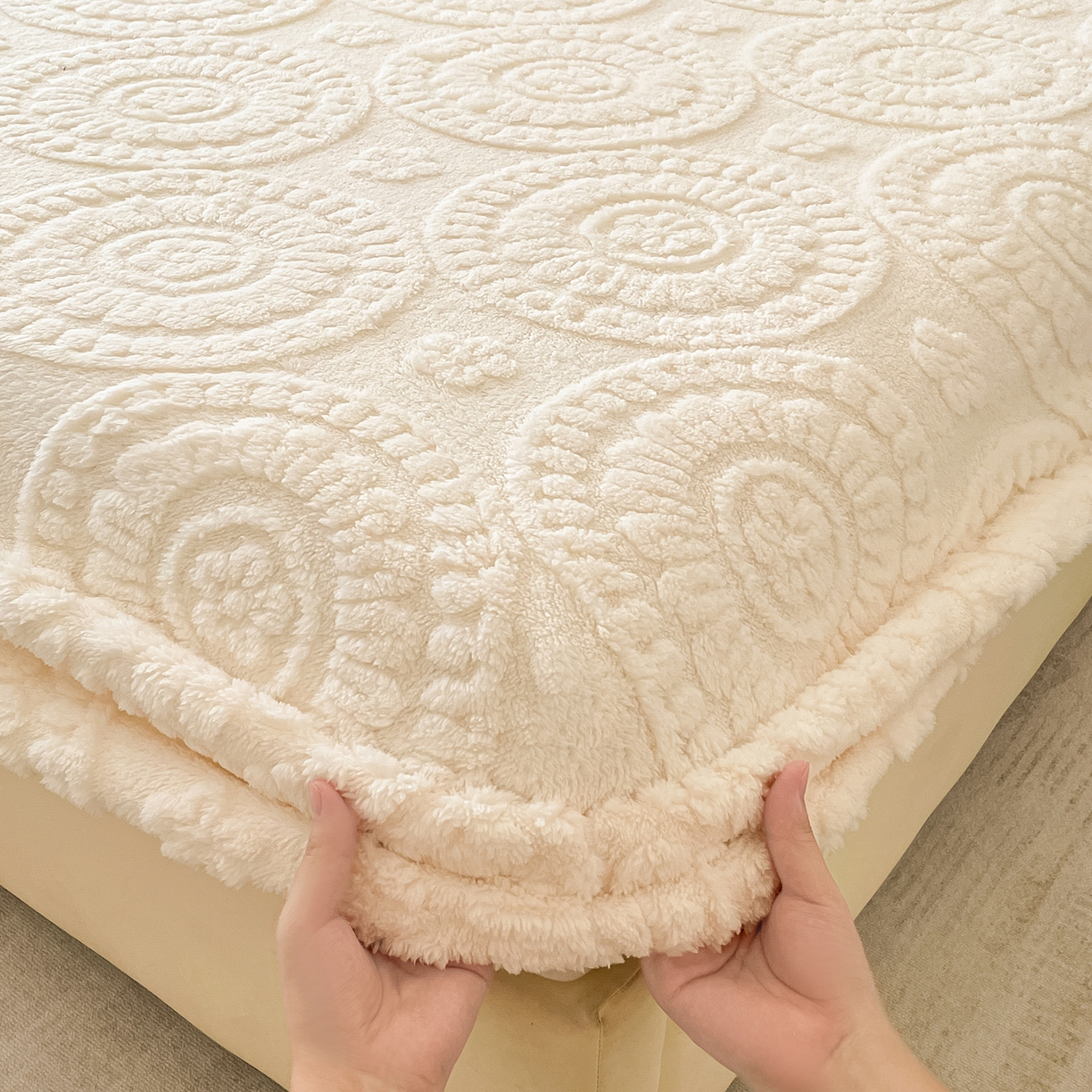 91家纺网 家纺一手货源 找家纺 乐家欣 2025新款A类塔芙绒舒棉绒床笠-花朵系列 花朵-奶白