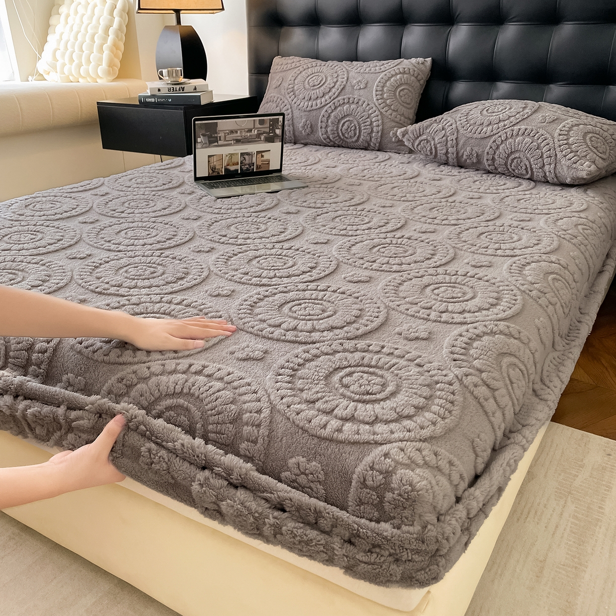 91家纺网 家纺一手货源 找家纺 乐家欣 2025新款A类塔芙绒舒棉绒床笠-花朵系列 花朵-雾灰