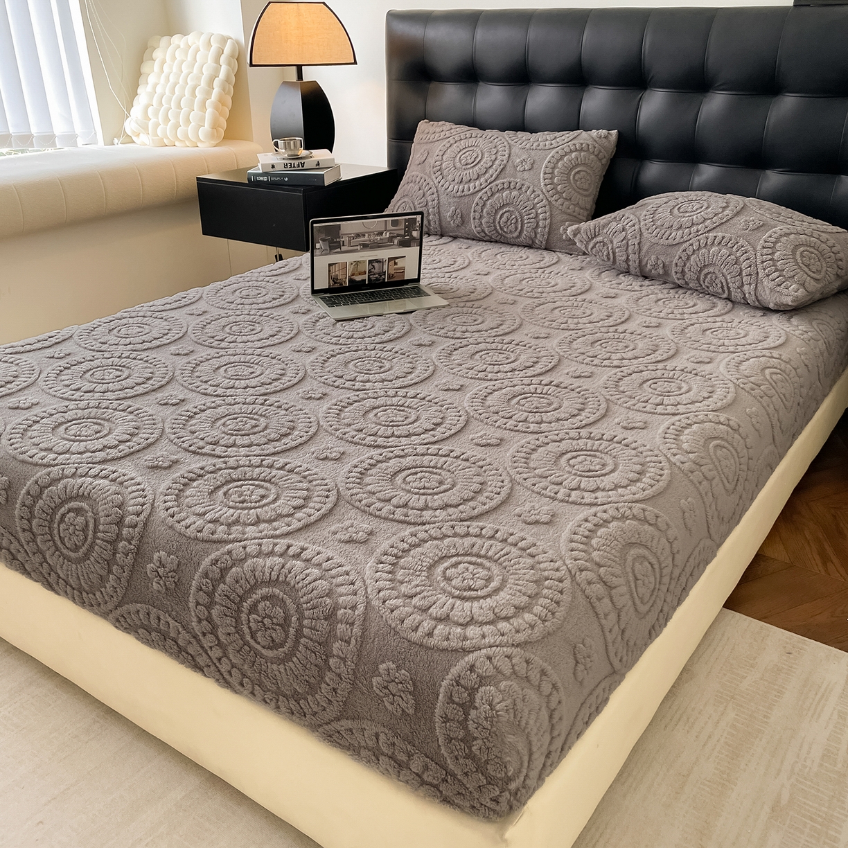 91家纺网 家纺一手货源 找家纺 乐家欣 2025新款A类塔芙绒舒棉绒床笠-花朵系列 花朵-雾灰