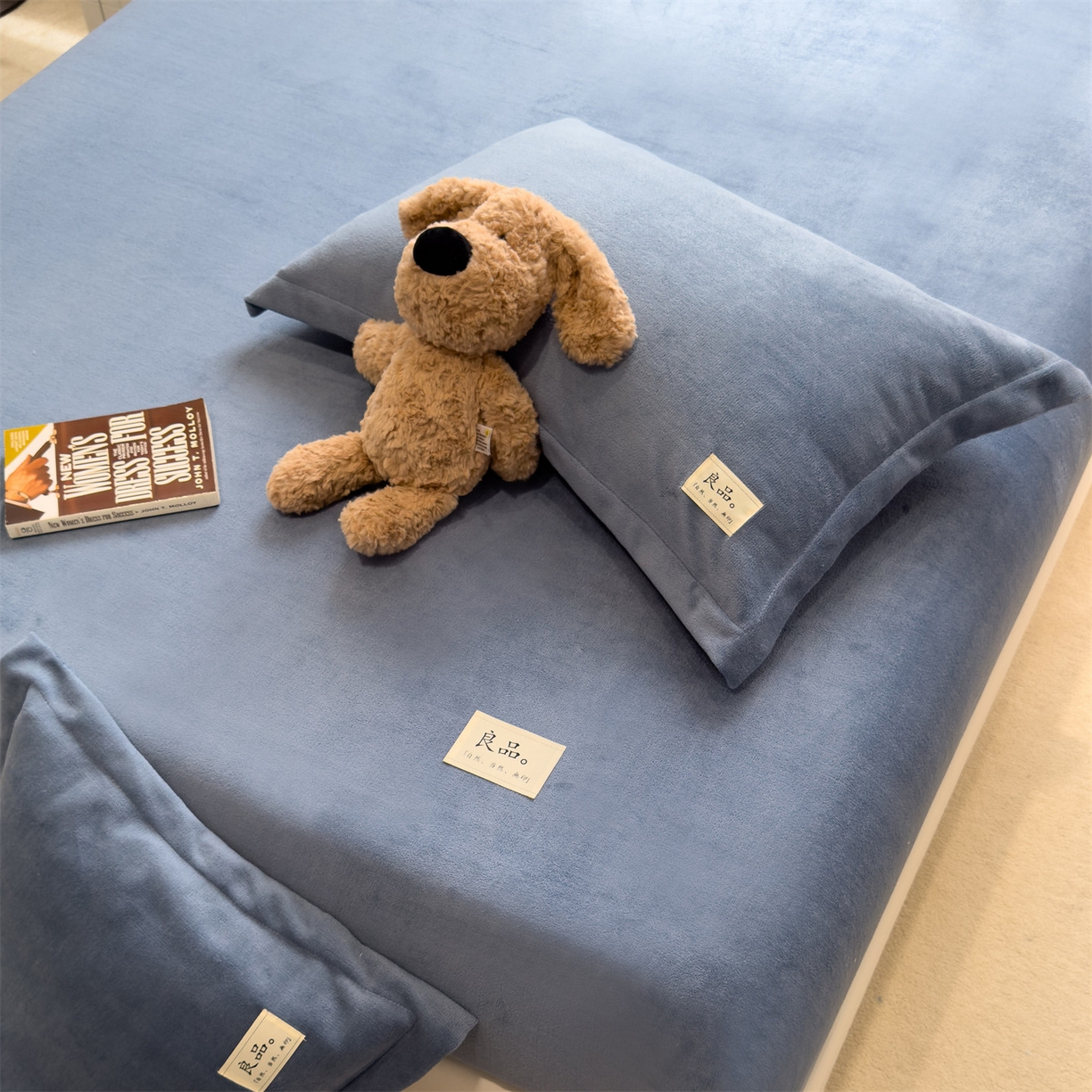 91家纺网 家纺一手货源 找家纺 857家居 2025新款高克重牛奶绒床单床笠系列 良品-深蓝