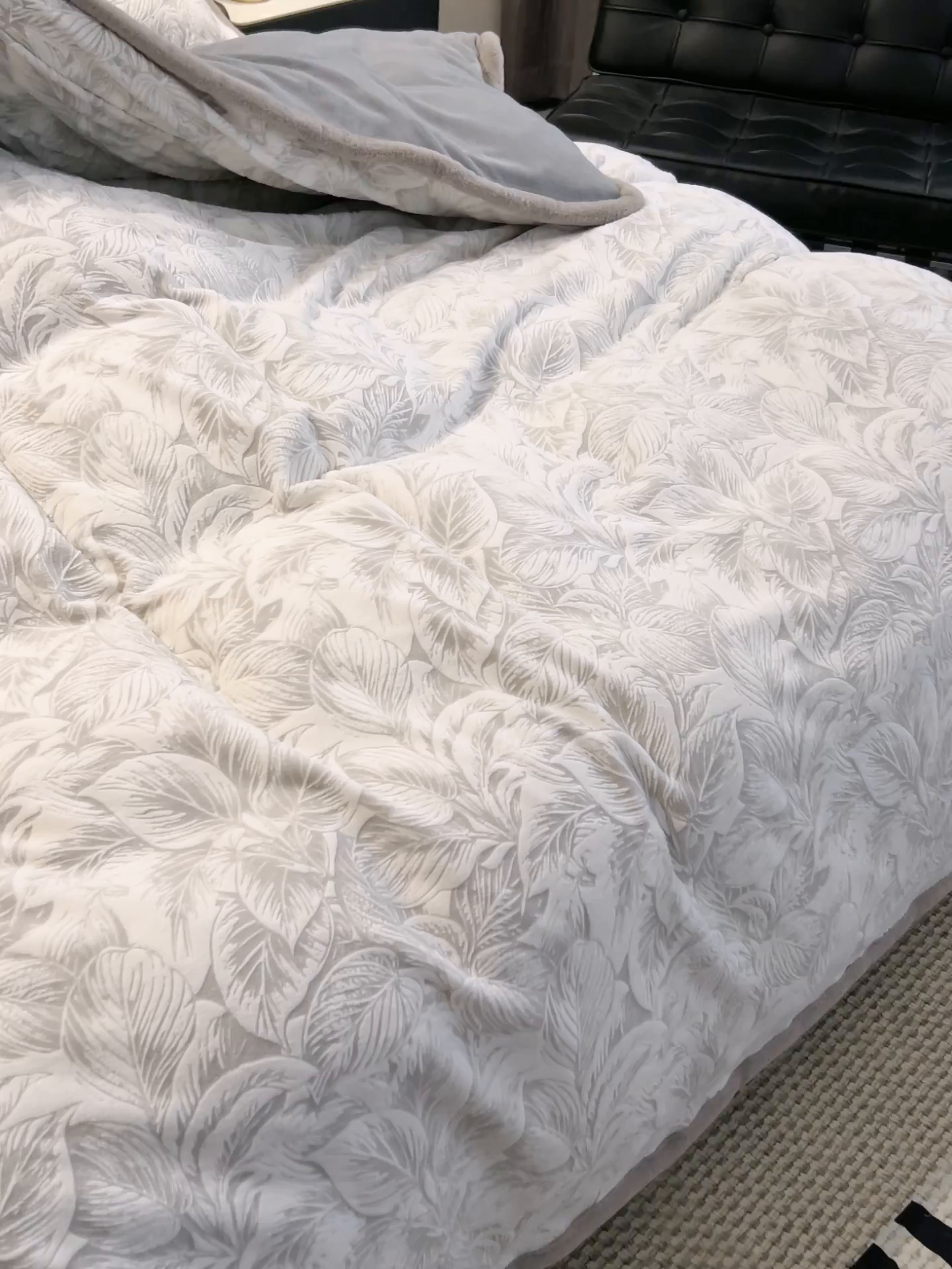 91家纺网 家纺一手货源 找家纺 金鹰 2025新款烂花兔毛包边四件套牛奶绒四件套提花套件 羽叶