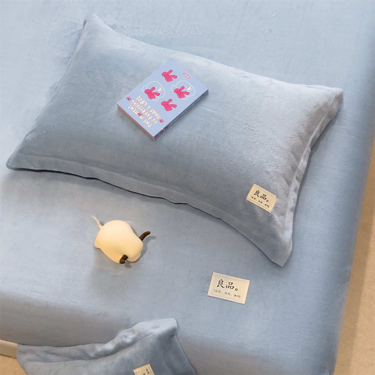 91家纺网 家纺一手货源 找家纺 857家居 2025新款高克重牛奶绒床单床笠系列 良品-水蓝