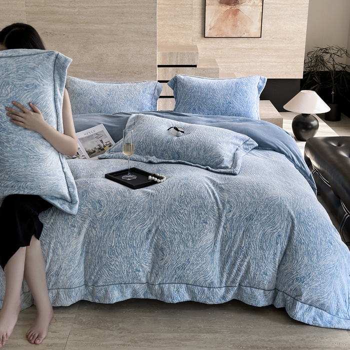 91家纺网 家纺一手货源 找家纺 （总）7V 2025新款A类5D雕花绒四件套高克重立体浮雕牛奶绒大宽边一字绣全工艺四件套