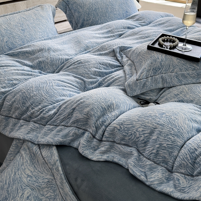 91家纺网 家纺一手货源 找家纺 （总）7V 2025新款A类5D雕花绒四件套高克重立体浮雕牛奶绒大宽边一字绣全工艺四件套