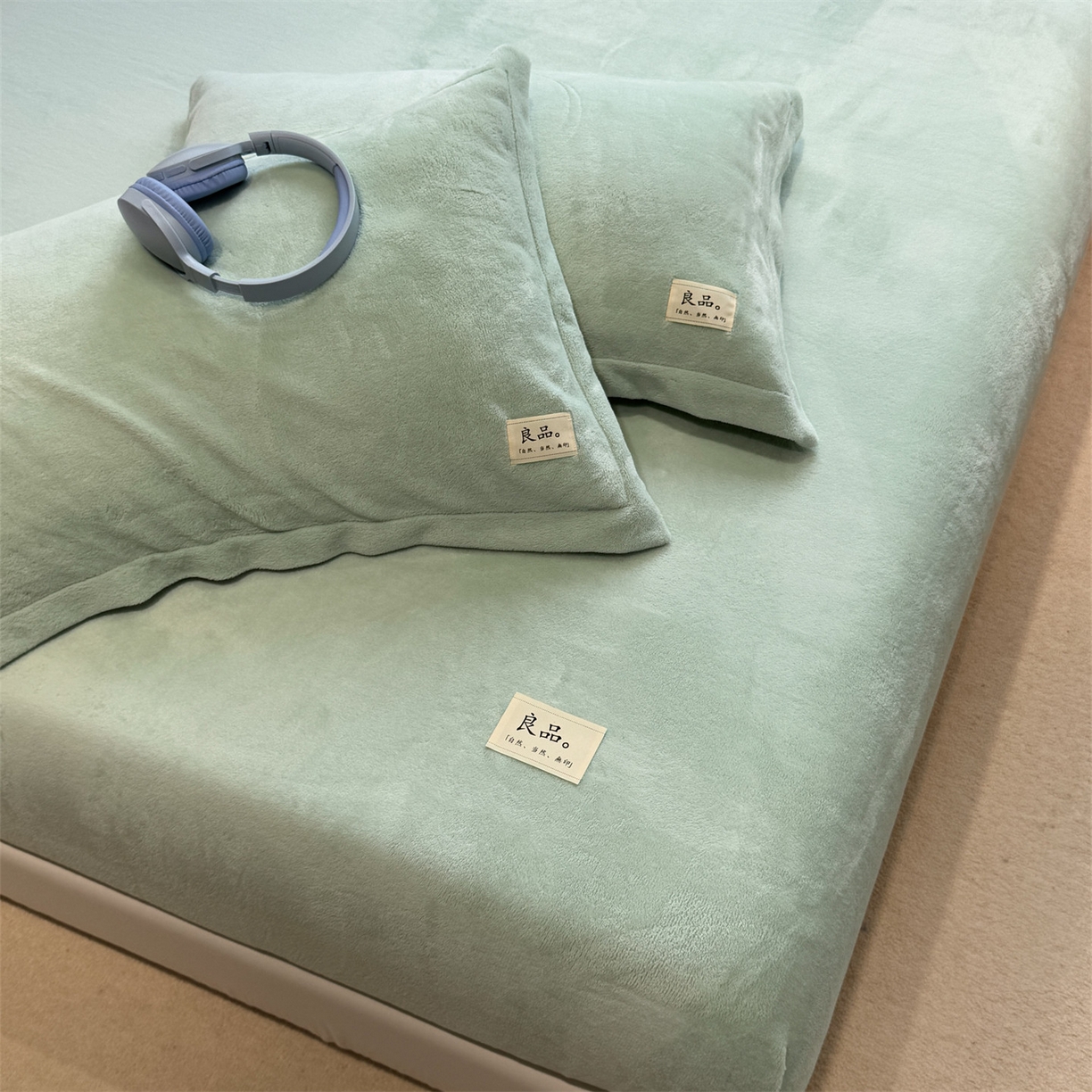 91家纺网 家纺一手货源 找家纺 857家居 2025新款高克重牛奶绒床单床笠系列 良品-水绿