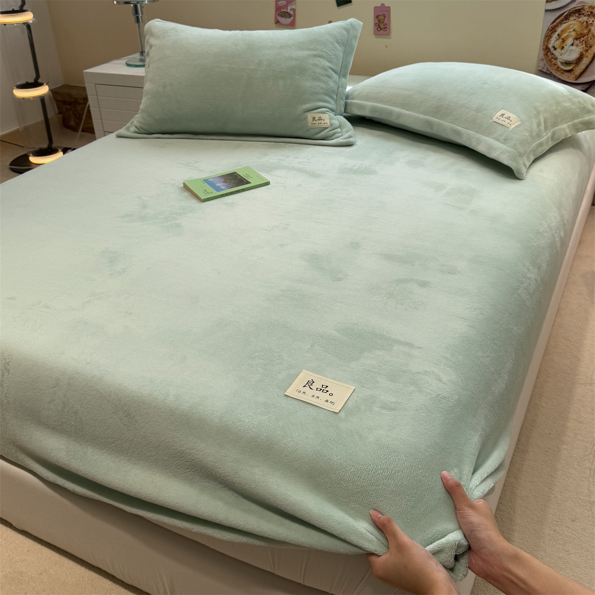 91家纺网 家纺一手货源 找家纺 857家居 2025新款高克重牛奶绒床单床笠系列 良品-水绿