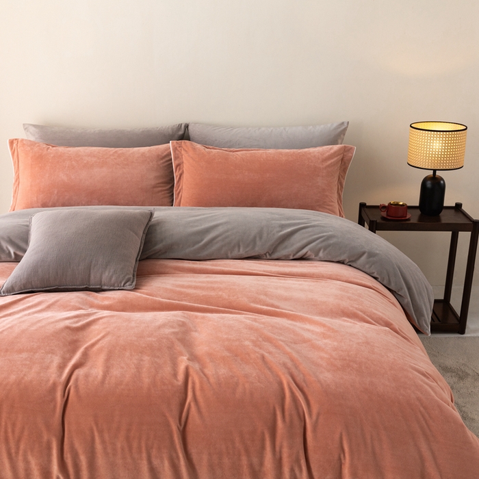 91家纺网 家纺一手货源 找家纺 ONE TWO ONE 121 新品【婴儿绒四件套】2025毛毯被子四件套单件被套单件枕套珊瑚绒牛奶绒冬被法兰绒兔毛绒The one 橘粉-浅灰