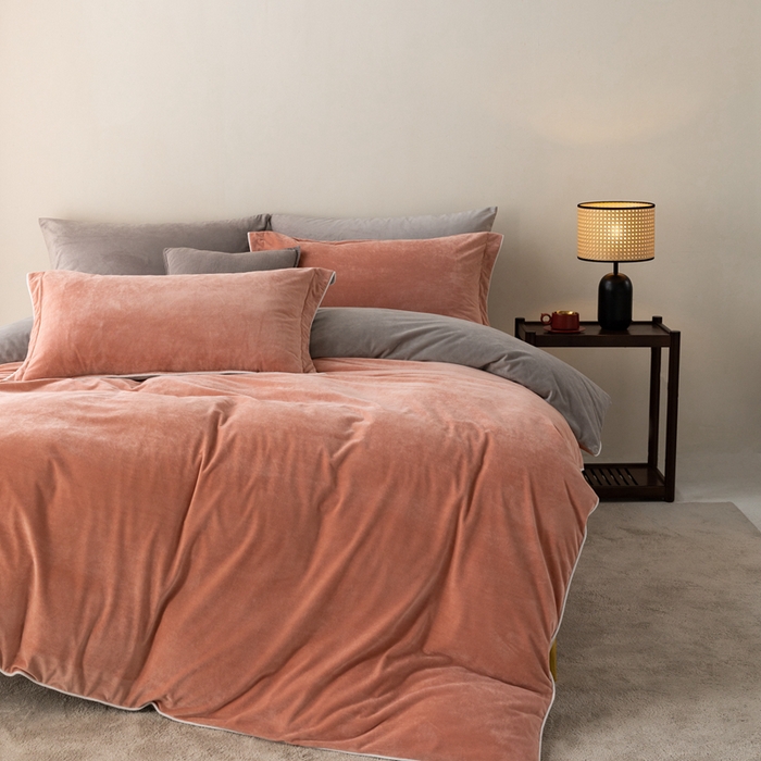 91家纺网 家纺一手货源 找家纺 ONE TWO ONE 121 新品【婴儿绒四件套】2025毛毯被子四件套单件被套单件枕套珊瑚绒牛奶绒冬被法兰绒兔毛绒The one 橘粉-浅灰