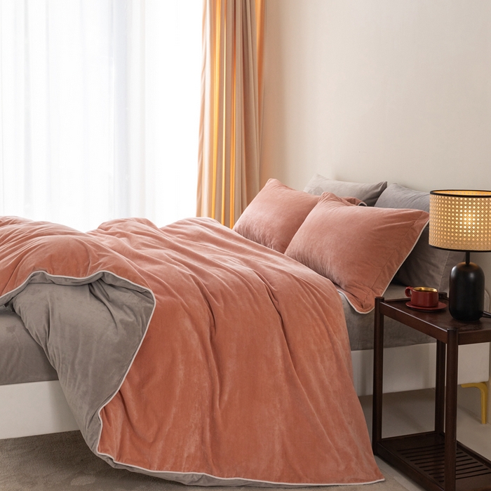 91家纺网 家纺一手货源 找家纺 ONE TWO ONE 121 新品【婴儿绒四件套】2025毛毯被子四件套单件被套单件枕套珊瑚绒牛奶绒冬被法兰绒兔毛绒The one 橘粉-浅灰