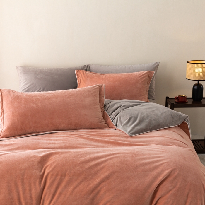 91家纺网 家纺一手货源 找家纺 ONE TWO ONE 121 新品【婴儿绒四件套】2025毛毯被子四件套单件被套单件枕套珊瑚绒牛奶绒冬被法兰绒兔毛绒The one 橘粉-浅灰