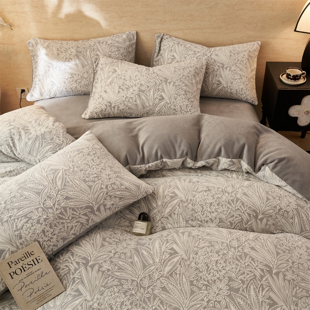 91家纺网 家纺一手货源 找家纺 金鹰 2025新款亲肤烂花牛奶绒四件套牛奶绒四件套 绿野仙踪-灰