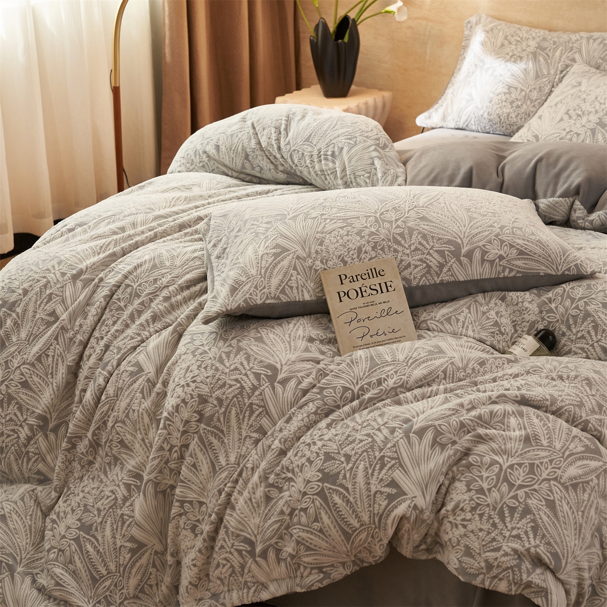 91家纺网 家纺一手货源 找家纺 金鹰 2025新款亲肤烂花牛奶绒四件套牛奶绒四件套 绿野仙踪-灰