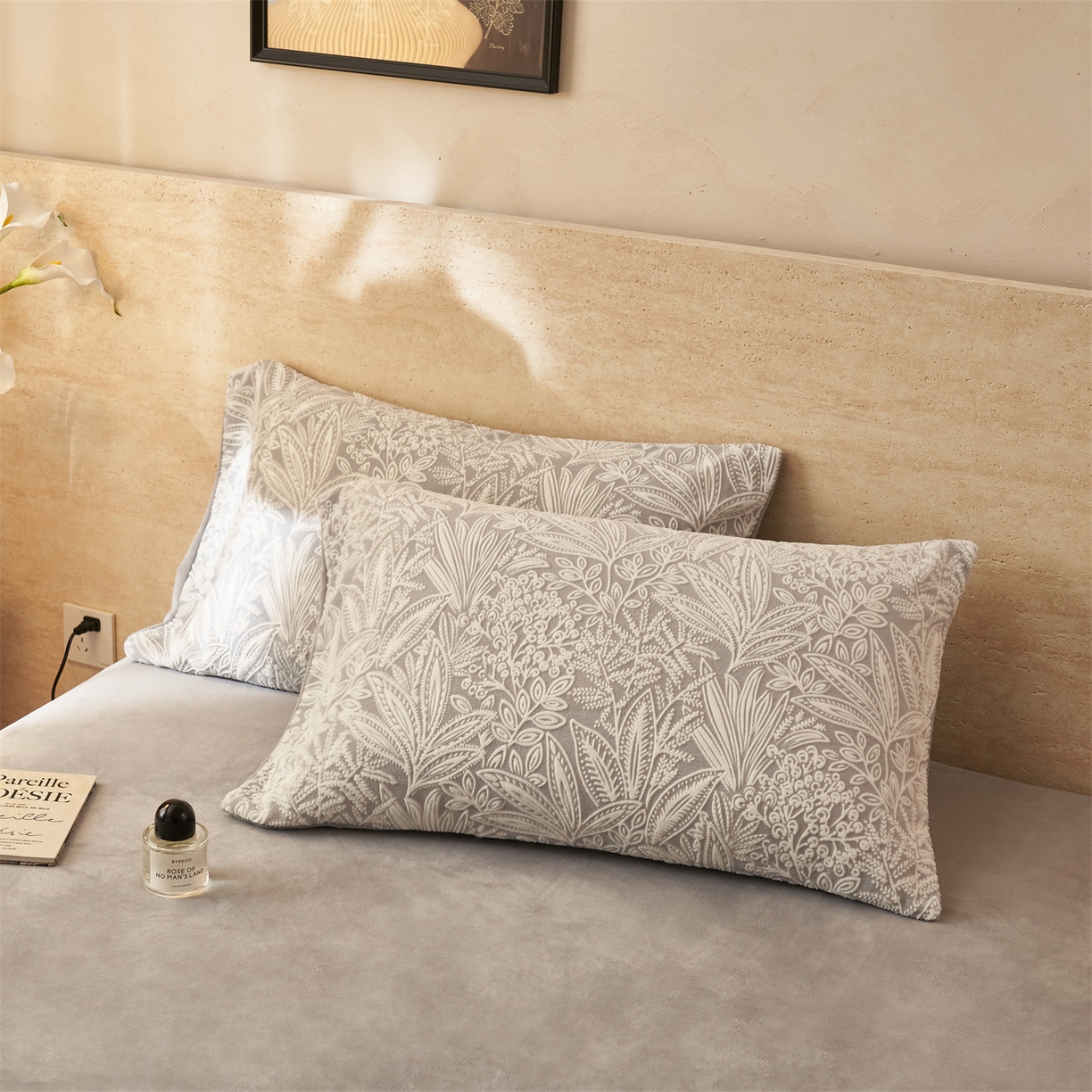 91家纺网 家纺一手货源 找家纺 金鹰 2025新款亲肤烂花牛奶绒四件套牛奶绒四件套 绿野仙踪-灰