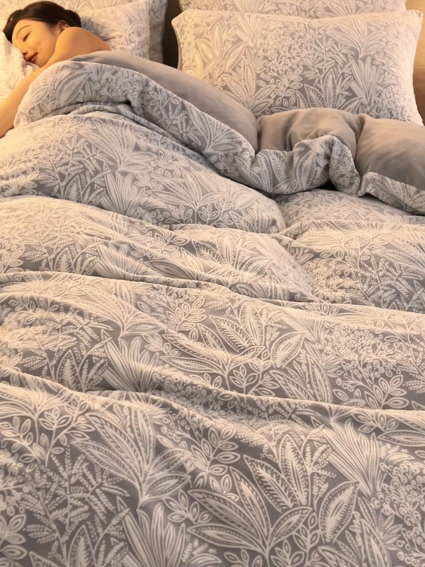 91家纺网 家纺一手货源 找家纺 金鹰 2025新款亲肤烂花牛奶绒四件套牛奶绒四件套 绿野仙踪-灰