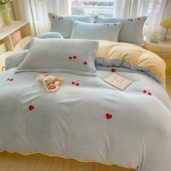 91家纺网 家纺一手货源 找家纺 丽美人家纺 2025新款牛奶绒卡通刺绣系列四件套 小樱桃-蓝