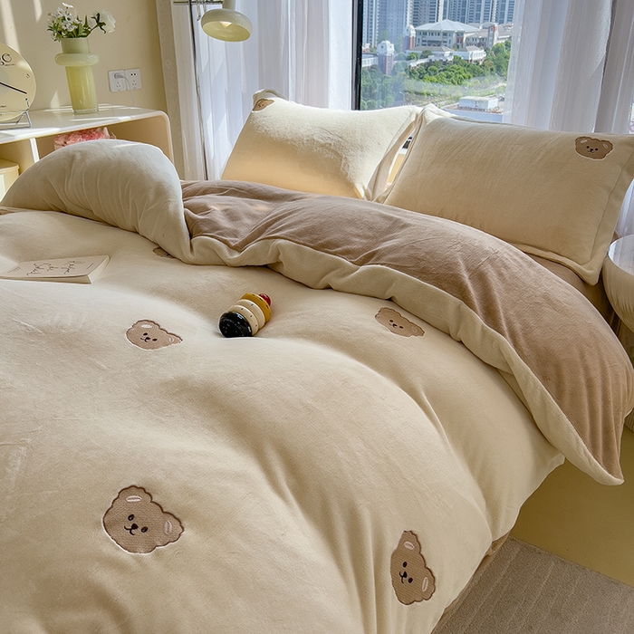 91家纺网 家纺一手货源 找家纺 丽美人家纺 2025新款牛奶绒卡通刺绣系列四件套 嘟嘟熊-米