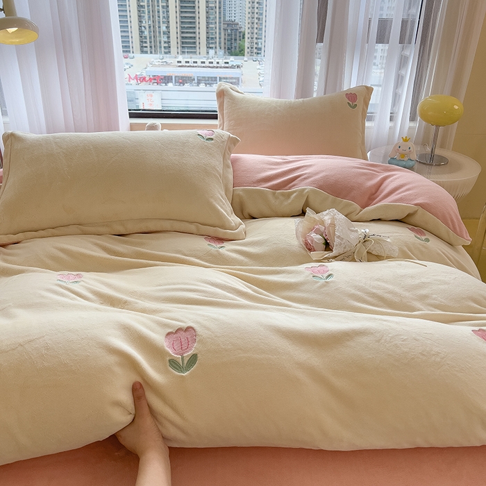 91家纺网 家纺一手货源 找家纺 丽美人家纺 2025新款牛奶绒卡通刺绣系列四件套 郁金香-粉