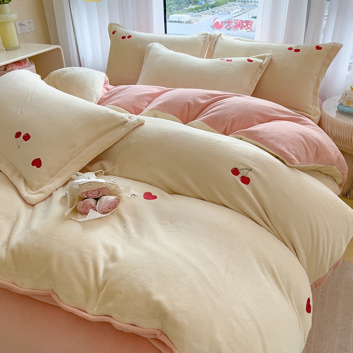 91家纺网 家纺一手货源 找家纺 丽美人家纺 2025新款牛奶绒卡通刺绣系列四件套 小樱桃-粉