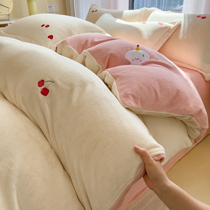 91家纺网 家纺一手货源 找家纺 丽美人家纺 2025新款牛奶绒卡通刺绣系列四件套 小樱桃-粉