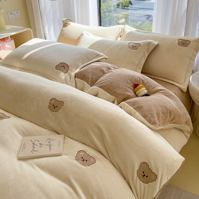 91家纺网 家纺一手货源 找家纺 丽美人家纺 2025新款牛奶绒卡通刺绣系列四件套 嘟嘟熊-米