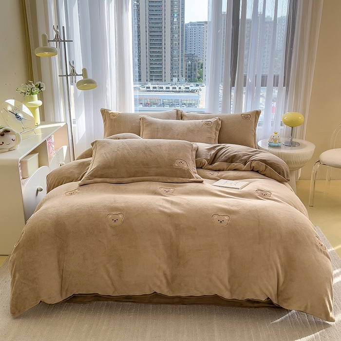 91家纺网 家纺一手货源 找家纺 丽美人家纺 2025新款牛奶绒卡通刺绣系列四件套 嘟嘟熊-咖