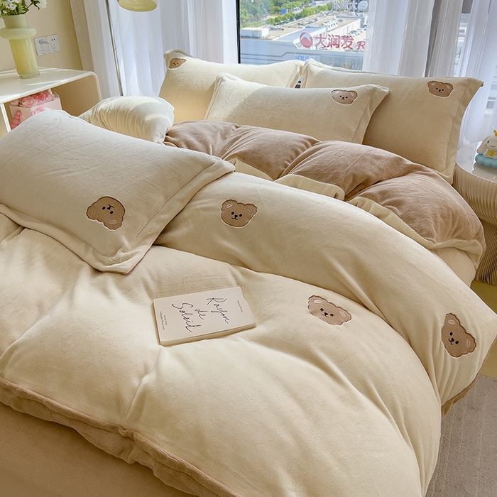 91家纺网 家纺一手货源 找家纺 丽美人家纺 2025新款牛奶绒卡通刺绣系列四件套 嘟嘟熊-米
