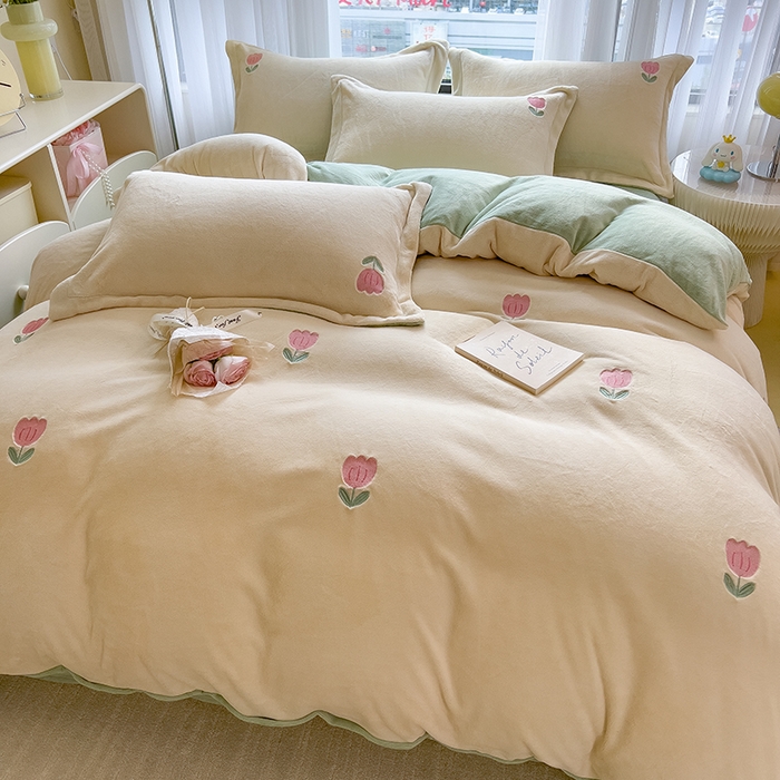 91家纺网 家纺一手货源 找家纺 丽美人家纺 2025新款牛奶绒卡通刺绣系列四件套 郁金香-绿