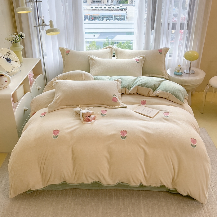 91家纺网 家纺一手货源 找家纺 丽美人家纺 2025新款牛奶绒卡通刺绣系列四件套 郁金香-绿