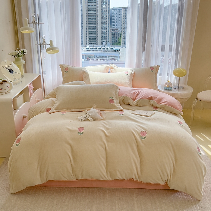 91家纺网 家纺一手货源 找家纺 丽美人家纺 2025新款牛奶绒卡通刺绣系列四件套 郁金香-粉