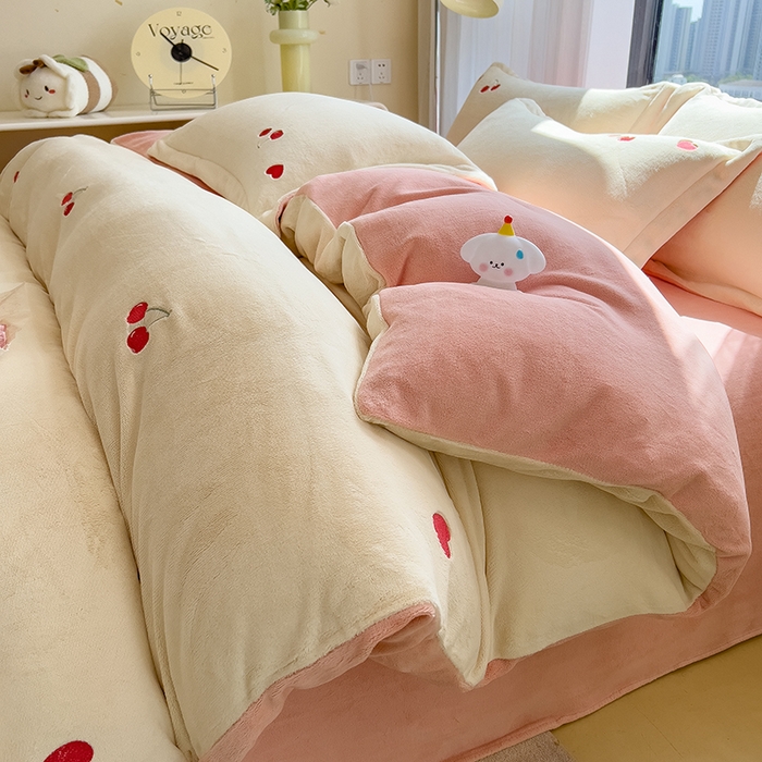 91家纺网 家纺一手货源 找家纺 丽美人家纺 2025新款牛奶绒卡通刺绣系列四件套 小樱桃-粉