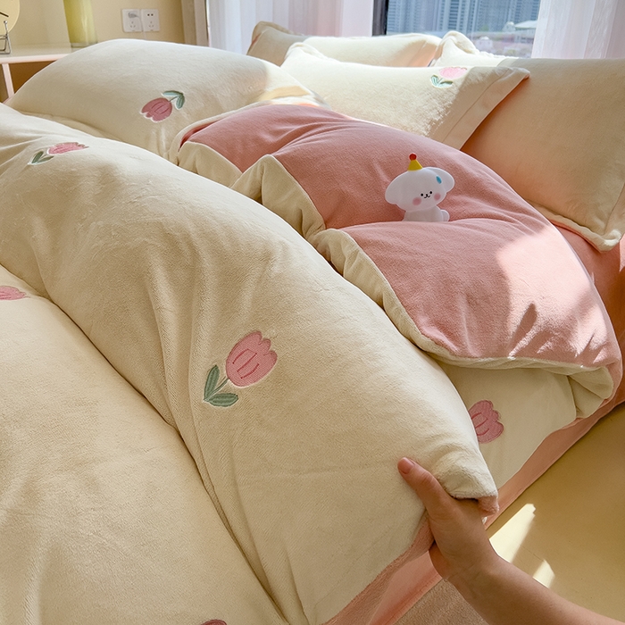 91家纺网 家纺一手货源 找家纺 丽美人家纺 2025新款牛奶绒卡通刺绣系列四件套 郁金香-粉