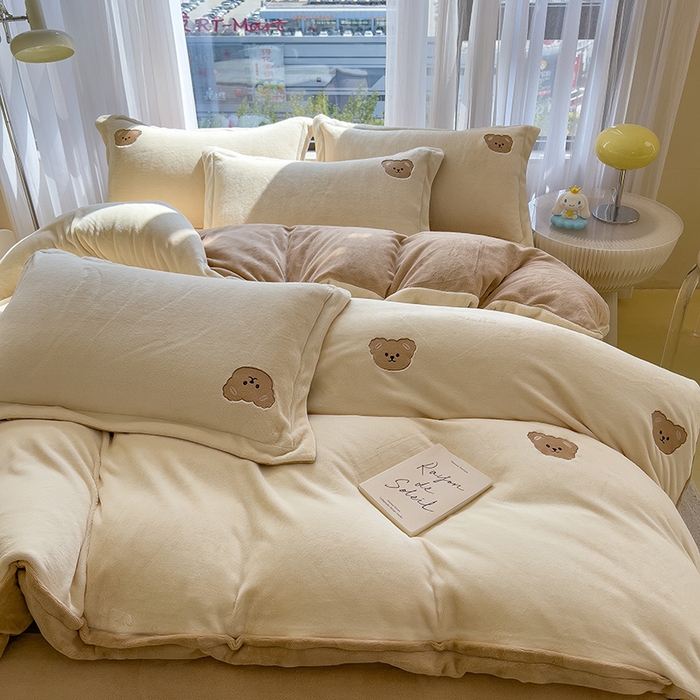 91家纺网 家纺一手货源 找家纺 丽美人家纺 2025新款牛奶绒卡通刺绣系列四件套 嘟嘟熊-米