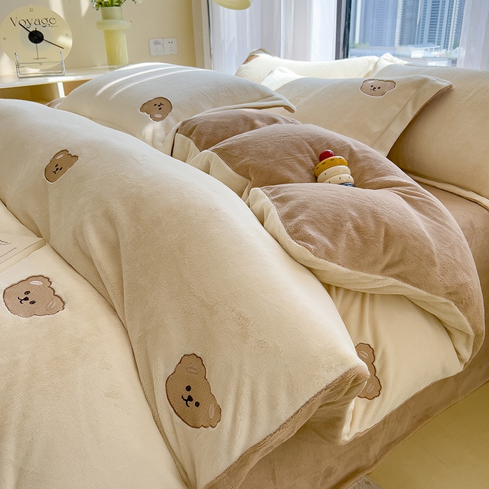 91家纺网 家纺一手货源 找家纺 丽美人家纺 2025新款牛奶绒卡通刺绣系列四件套 嘟嘟熊-米