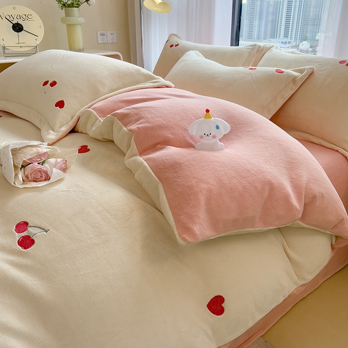 91家纺网 家纺一手货源 找家纺 丽美人家纺 2025新款牛奶绒卡通刺绣系列四件套 小樱桃-粉