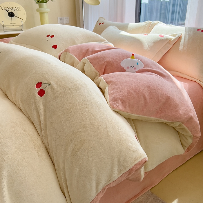 91家纺网 家纺一手货源 找家纺 丽美人家纺 2025新款牛奶绒卡通刺绣系列四件套 小樱桃-粉