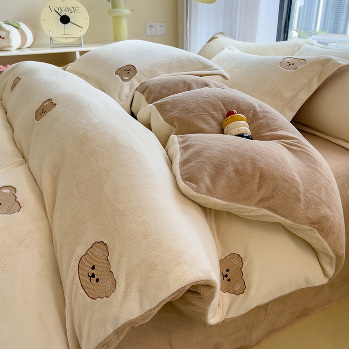 91家纺网 家纺一手货源 找家纺 丽美人家纺 2025新款牛奶绒卡通刺绣系列四件套 嘟嘟熊-米