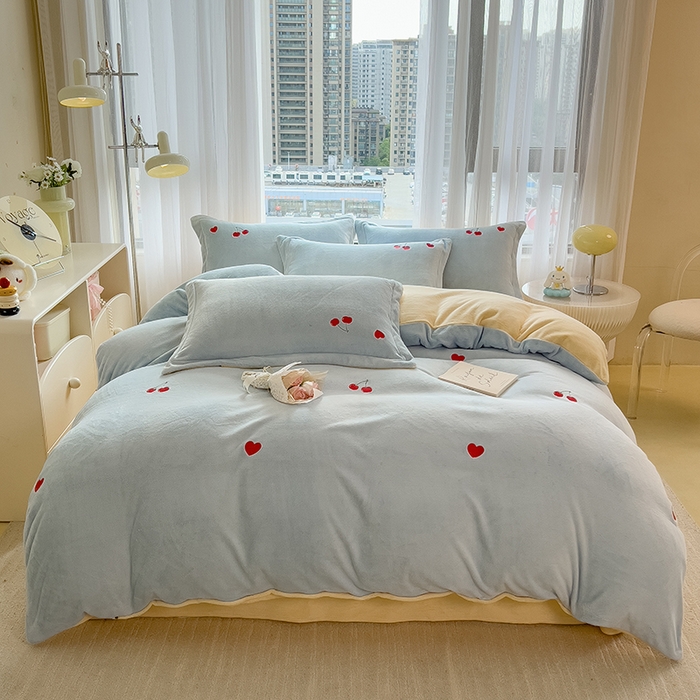 91家纺网 家纺一手货源 找家纺 丽美人家纺 2025新款牛奶绒卡通刺绣系列四件套 小樱桃-蓝