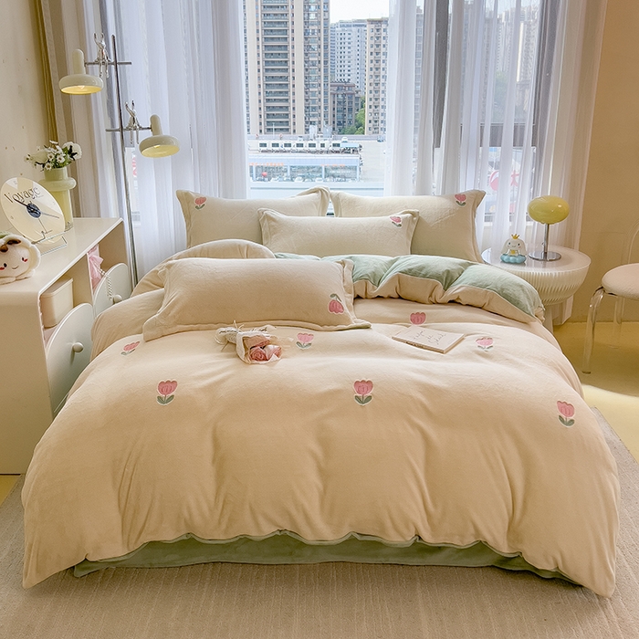 91家纺网 家纺一手货源 找家纺 丽美人家纺 2025新款牛奶绒卡通刺绣系列四件套 郁金香-绿