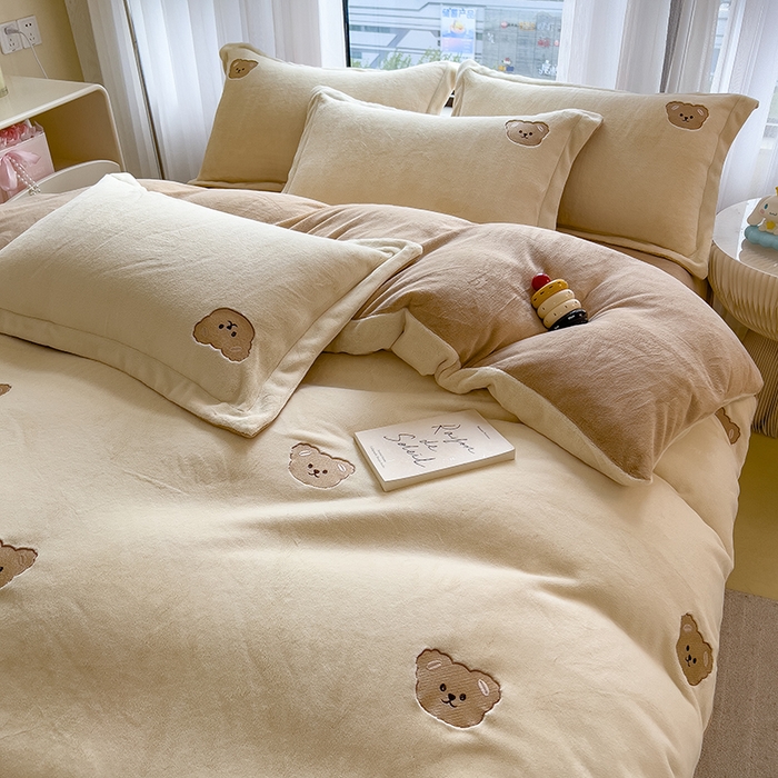 91家纺网 家纺一手货源 找家纺 丽美人家纺 2025新款牛奶绒卡通刺绣系列四件套 嘟嘟熊-米