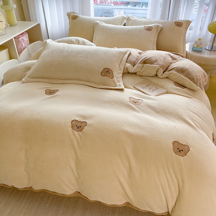 91家纺网 家纺一手货源 找家纺 丽美人家纺 2025新款牛奶绒卡通刺绣系列四件套 嘟嘟熊-米