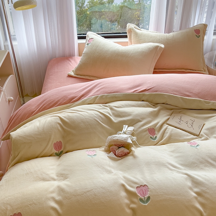 91家纺网 家纺一手货源 找家纺 丽美人家纺 2025新款牛奶绒卡通刺绣系列四件套 郁金香-粉